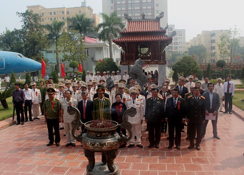 Phó Chủ tịch nước Nguyễn Thị Doan cùng đoàn đại biểu dâng hương tại khu Văn Miếu của Học viện CSND